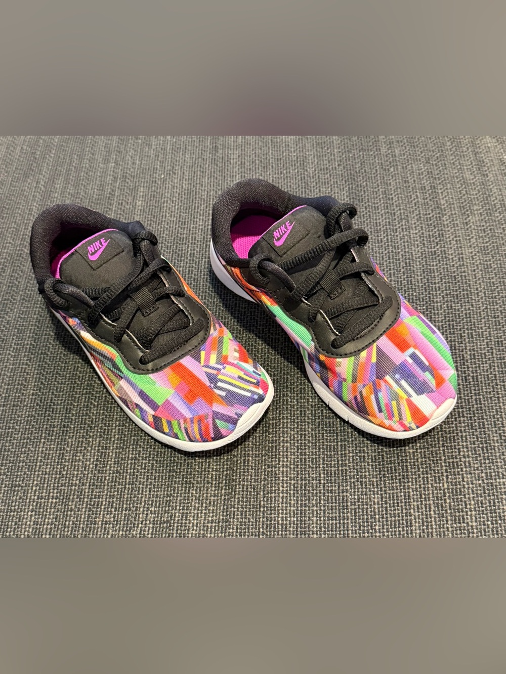 Nike Kids Black Multicolor Graphic Sneakers Tanjun Print - Picture 2 of 7